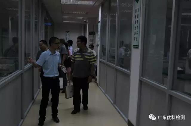 UK工程部總監(jiān)袁華剖析了優(yōu)科檢測(cè)認(rèn)證服務(wù)優(yōu)勢(shì)、現(xiàn)場(chǎng)解答客戶疑惑、帶領(lǐng)大家觀摩實(shí)驗(yàn)室